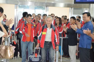 那覇空港国際線ターミナルに到着！尚巴志倶楽部の皆さんが拍手で迎えました！