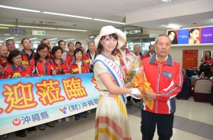 ミス沖縄が花束でお出迎え！