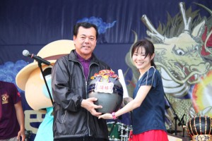 ハーフの部女子で優勝した村田夏希さん(写真右、浦添市) ハーフの部女子で優勝した村田夏希さん(浦添市)