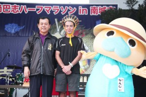 ハーフの部男子で優勝した末松隆二さん(写真中央、名護市) ハーフの部男子で優勝した末松隆二さん(名護市)